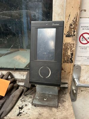 un petit poêle posé sur le rebord d'une fenêtre, devant celle-ci