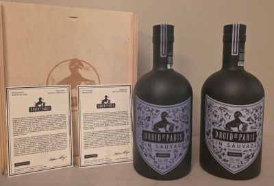 Un coffret de deux bouteilles de Gin Sauvage : Bourgogne - M…