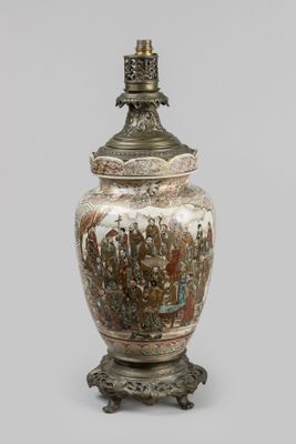 une image représentant un vase muni d'un couvercle, posé sur un socle, sur fond blanc