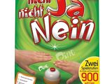 une boîte de jeu sur laquelle on voit deux mains tendues vers un ballon