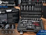 Les outils se trouvent dans la boîte posée sur la table, prêts à l'emploi.