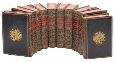plusieurs vieux livres sont empilés sur une surface blanche