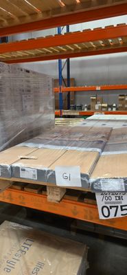 une palette de cartons posée sur une autre palette dans un entrepôt