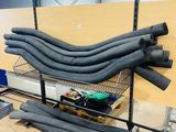 tout un tas de tuyaux posés sur une étagère