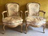 deux chaises assises l'une à côté de l'autre dans une pièce