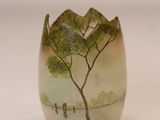 un vase en verre orné d'une image représentant un arbre