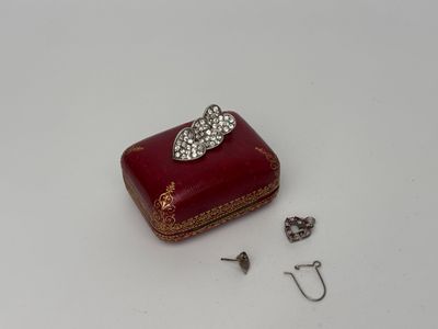 une petite boîte rouge surmontée d'une bague