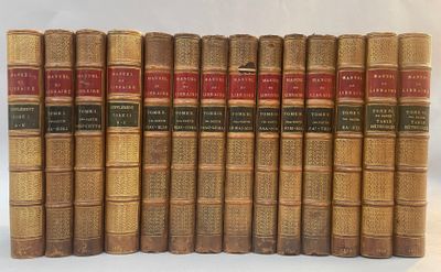 six vieux livres alignés sur une surface blanche