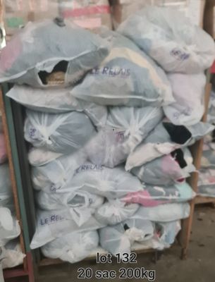 Environ 200 kg de vêtements de seconde main en sacs, avec un…