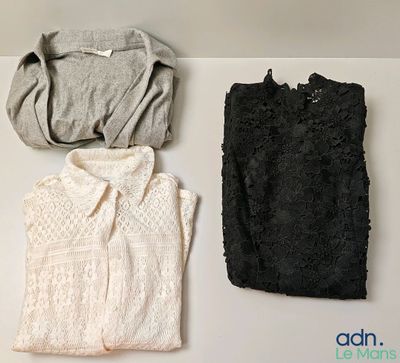 trois types de vêtements différents sont disposés sur une surface blanche