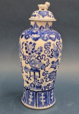 Petite potiche couverte en porcelaine bleu et blanc dans le …