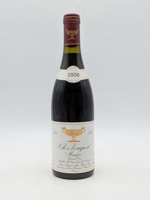 une bouteille de vin posée sur une table