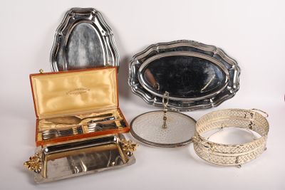 beaucoup d'objets en argent qui se trouvent sur la table
