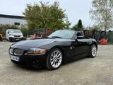une BMW de sport noire garée sur un parking