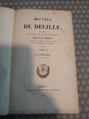un livre ouvert sur une table ornée d'un motif