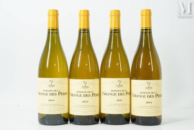 quatre bouteilles de vin sont alignées sur une surface blanche