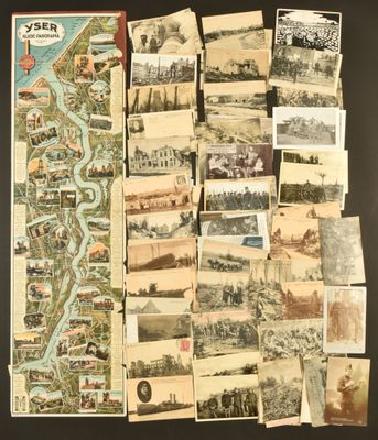 plusieurs vieilles cartes postales de différents types et formats posées sur une table