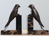 deux oiseaux assis l'un sur l'autre
