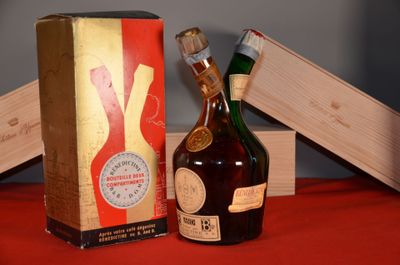 une bouteille d'alcool posée sur une table à côté d'une boîte