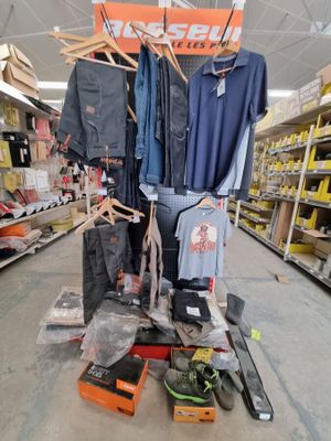 beaucoup de vêtements suspendus à un portant dans un magasin