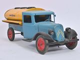 un camion jouet bleu avec un réservoir jaune à l'arrière