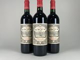 trois bouteilles de vin rouge posées côte à côte sur une table