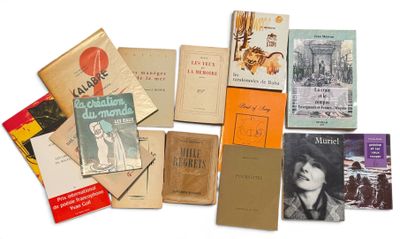 de nombreux livres qui se trouvent ensemble sur la table