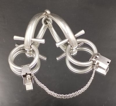 un bracelet en argent muni d'un fermoir et d'une chaîne