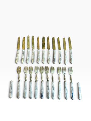 un grand nombre d'outils posés sur une table