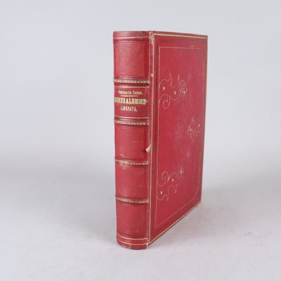 un livre rouge posé sur une surface blanche