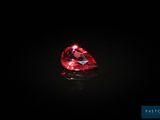 un diamant rouge dans l'obscurité