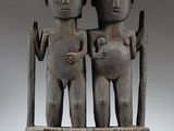 une image représentant une statue de deux personnes tenant un bébé dans leurs bras