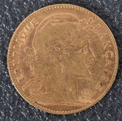 gros plan d'une pièce d'or sur une surface noire