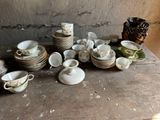de nombreuses tasses et soucoupes posées sur une table en bois