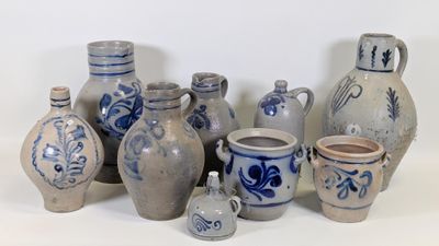de nombreux vases posés sur une surface blanche