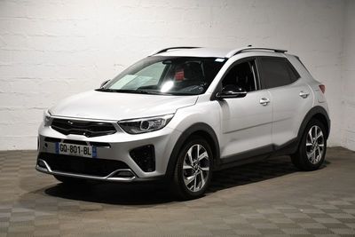 le SUV blanc est garé dans une pièce au sol en damier