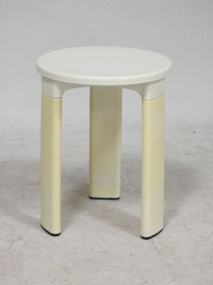 une image représentant une table blanche avec deux pieds et un plateau blanc