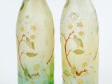 deux vases peints avec des fleurs