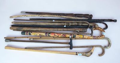 Important lot comprenant 15 cannes principalement en bois et…