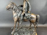 statue en bronze représentant un homme à cheval, coiffé d'un chapeau