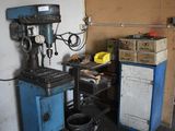 une machine qui se trouve dans une pièce, à côté d'une armoire