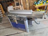 une machine posée sur une table dans un garage