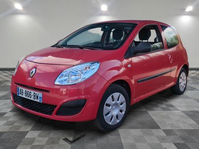 une photo d'une petite voiture rouge garée dans un garage