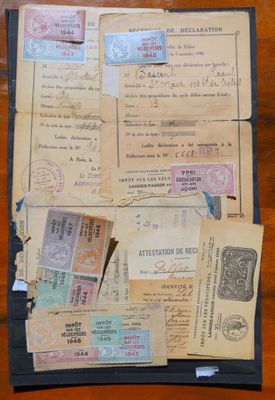 beaucoup de vieux papiers posés sur une table en bois