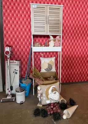 une pièce avec un mur rouge et une étagère sur laquelle sont disposés des objets décoratifs