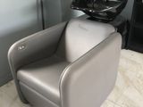 une chaise sur laquelle est posé un lavabo, dans une pièce