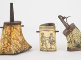 trois types différents d'objets sculptés sur une surface blanche