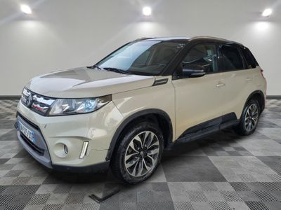 le SUV blanc est garé dans une pièce au sol en damier