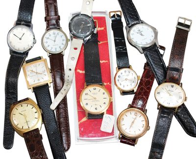 tout un tas de montres posées les unes à côté des autres sur la table