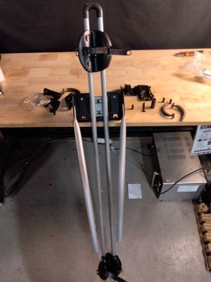 une table sur laquelle sont posés une paire de skis, dans une pièce
